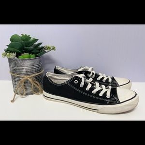 Black Converse-like sneakers, size 10, brand is unknown